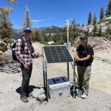 2名学生带着空气质量监测仪在Devils Postpile国家公园